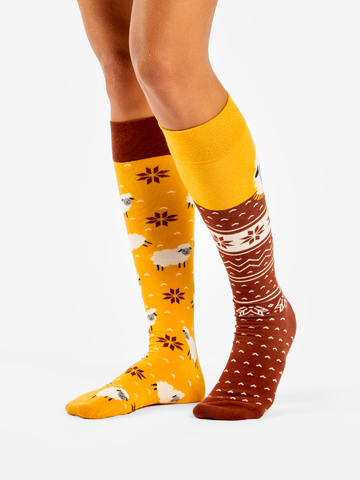 ОТСТЪПКА Весели чорапи до коляното Овца с пуловер