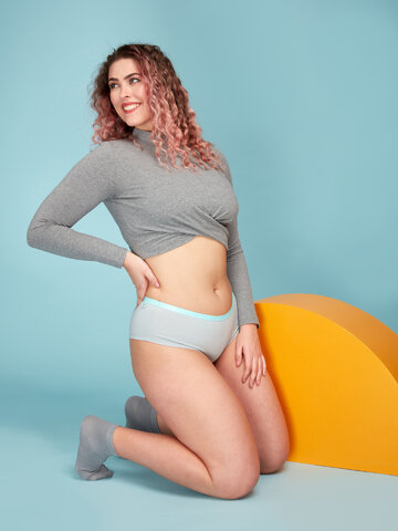 Lifestyle foto Šedé dámske hipster nohavičky