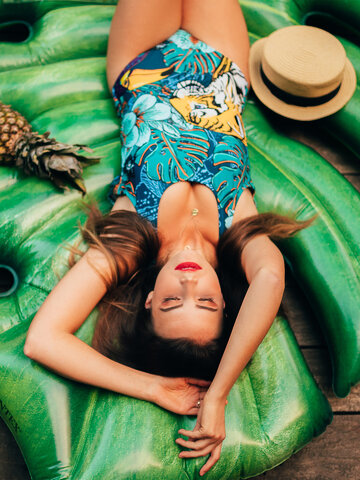 Hľadáte originálny a nezvyčajný darček? Obdarovaného zaručene prekvapí Весел дамски цял бански костюм Тропическа джунгла