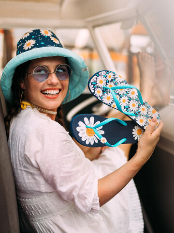 Looking for an original and unusual gift? The gifted person will surely surprise with Flip Flops with Decoration Charm Daisy Blossom