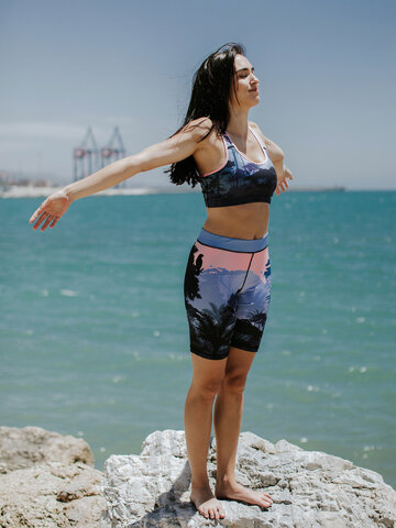 a tökéletes és egyedi ruházathoz Vidám sportmelltartó Este a dzsungelben