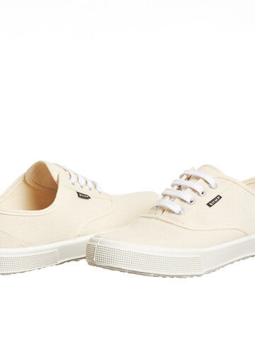 Lifestyle-Foto Damen niedrige Leinen Hanfturnschuhe naturweiß