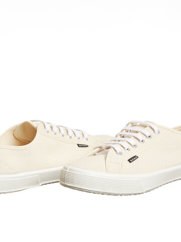 Lifestyle fotó Női kender vászon tornacipő bézs 