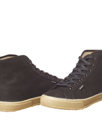 Lifestyle foto Pánske vysoké čierne tenisky z konopnej látky