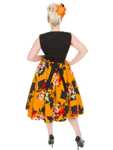 Lifestyle foto Retro pin up šaty Divoká růže