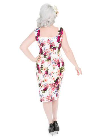 Lifestyle foto Retro puzdrové šaty Vintage ruže