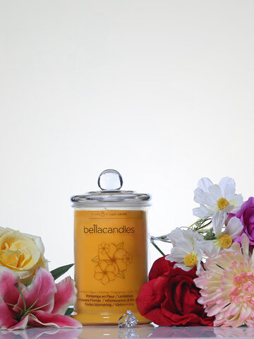 Lifestyle foto Rozkvitnutá Jar - sviečka s prsteňom (1,2kg)