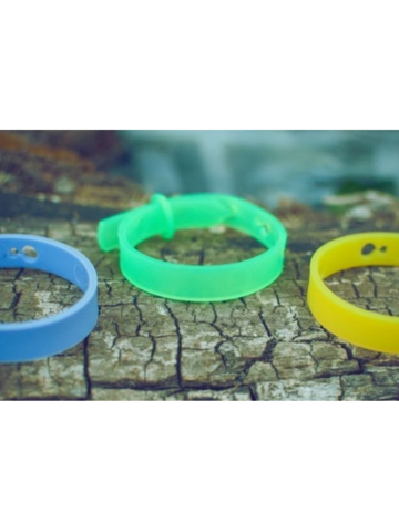 Lifestyle foto Žlutý náramek proti komárům a klíšťatům