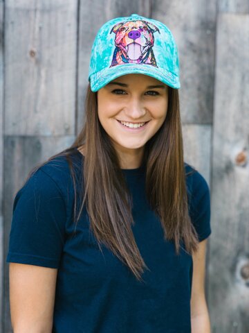 Lifestyle foto Šiltovka Russo Usmievajúci sa pitbull