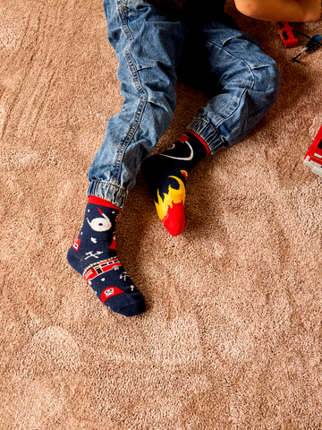 Hľadáte originálny a nezvyčajný darček? Obdarovaného zaručene prekvapí Весели детски чорапи Пожарникар