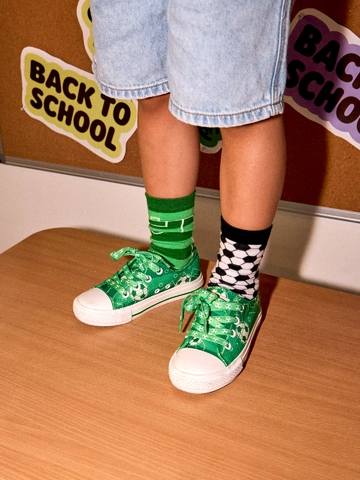 für ein vollkommenes und originelles Outfit Lustige Canvas-Schuhe für Kinder Fußballplatz