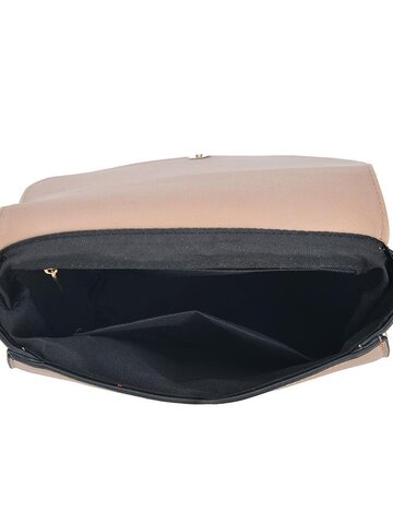 Lifestyle foto Béžová kabelka s kruhovou aplikáciou