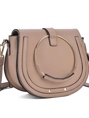 Lifestyle foto Béžová kabelka s kruhovou aplikáciou