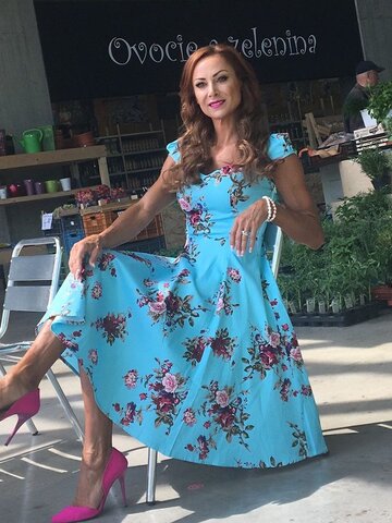 Lifestyle foto Modré retro pin up šaty Ružové ruže