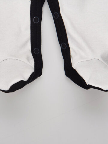 Hľadáte originálny a nezvyčajný darček? Obdarovaného zaručene prekvapí  Dziecięce białe śpioszki Zając wcina marchewkę