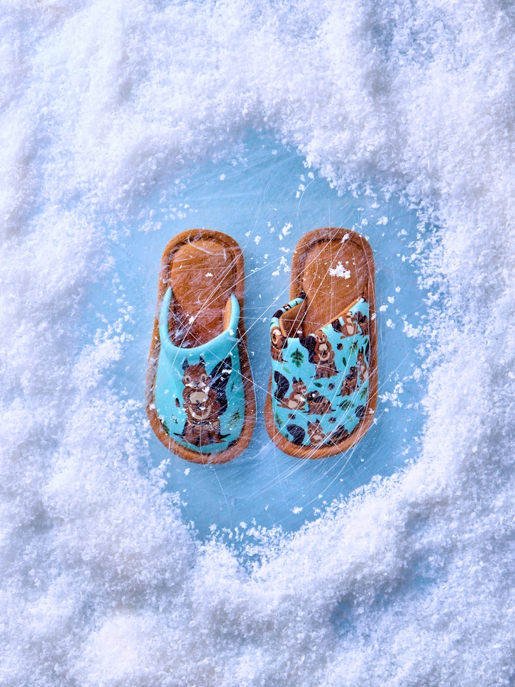 Výnimočný darček od Dedoles Živahni otroški copati Veverica v gozdu