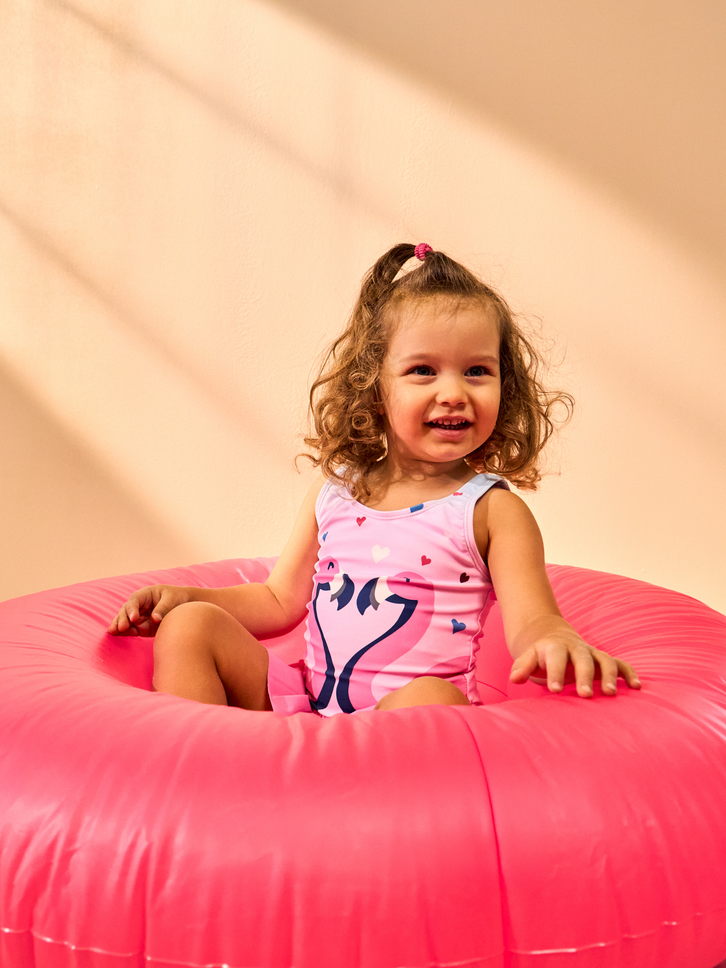 Ajándék tipp Vidám lány fürdőruha Szívecskék és flamingók