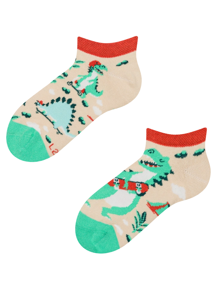 Hledáte originální a neobvyklý dárek? Obdarovaného zaručeně překvapí Veselé dětské kotníkové ponožky Dino na skateboardu