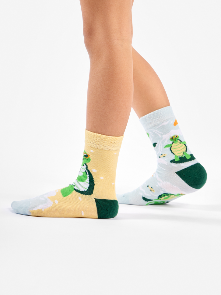 Lifestyle foto Calzini Buonumore per bambini Tartaruga surfista