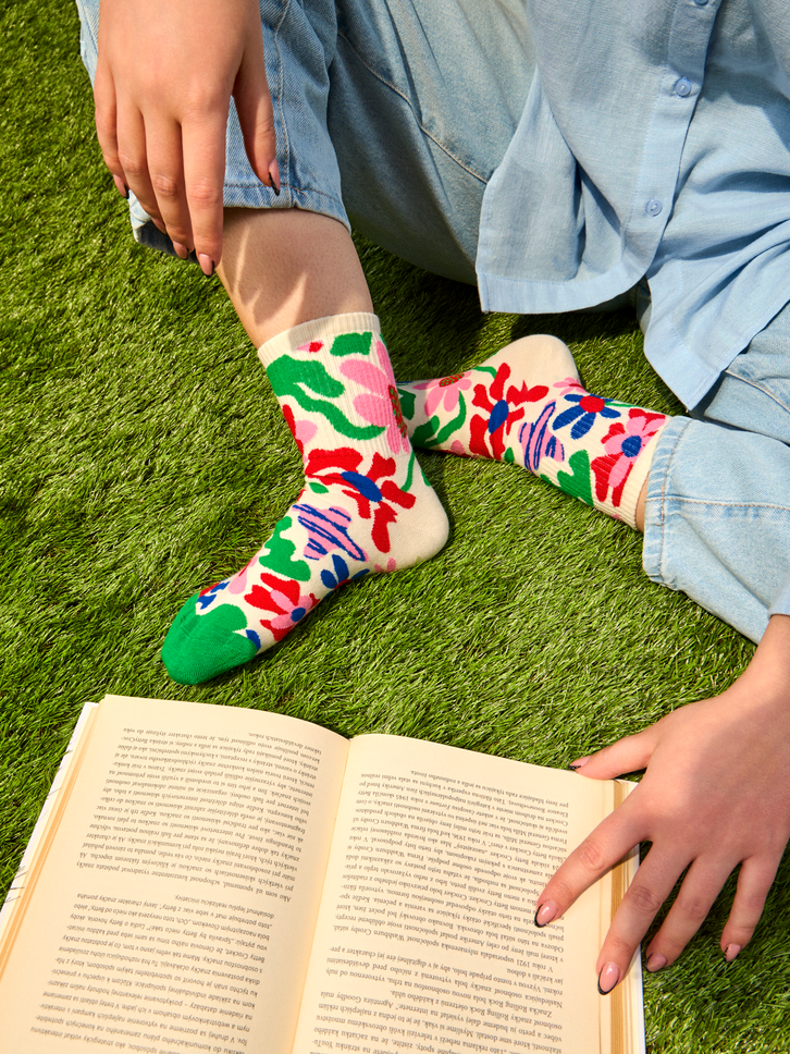 Hľadáte originálny a nezvyčajný darček? Obdarovaného zaručene prekvapí Calzini Buonumore a metà polpaccio Fiori stravaganti