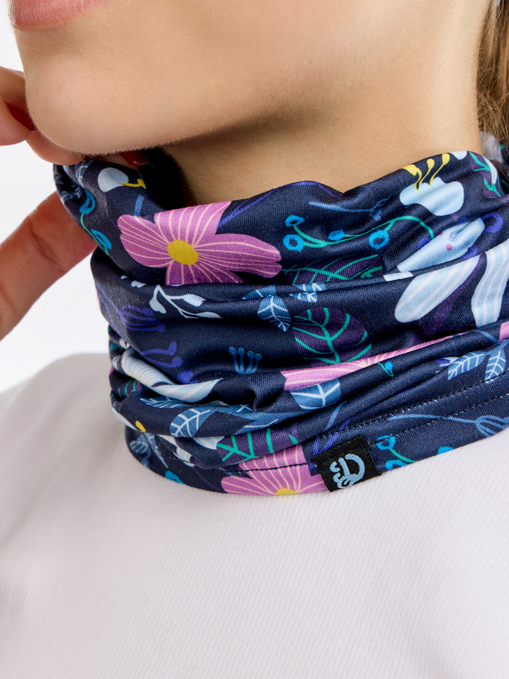 Hľadáte originálny a nezvyčajný darček? Obdarovaného zaručene prekvapí Veselý nákrčník Fialové kvety