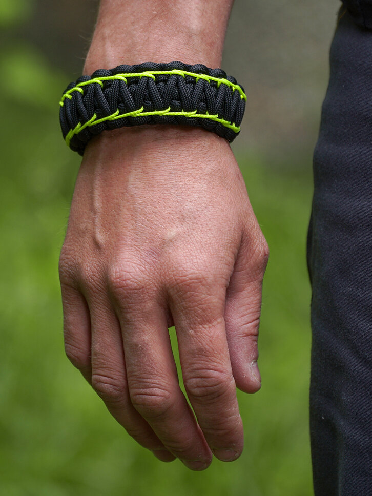 Tip na darček Bracelet en paracorde jaune et noir Biker