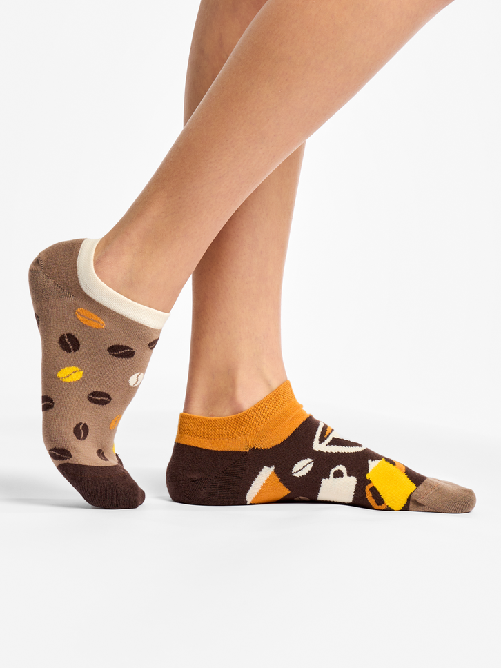 a tökéletes és egyedi ruházathoz Vidám zokni sportcipőbe Kávészemek