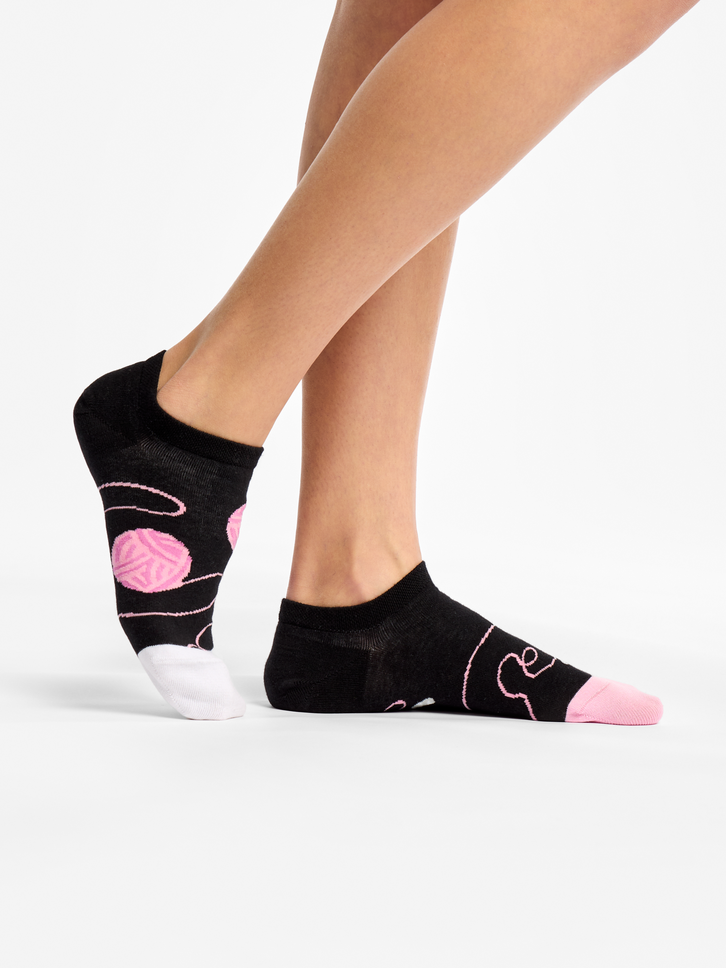 Kiárusítás Vidám zokni sportcipőbe Cica és gombolyag