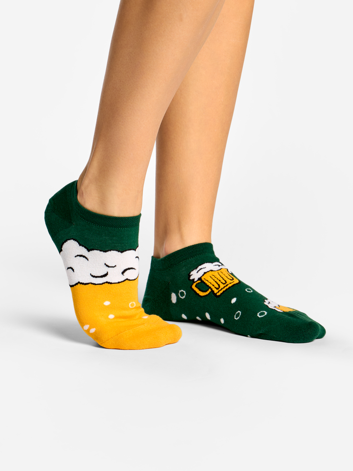 Eredeti és szokatlan ajándékot keres? a megajándékozottat garantáltan meglepi Vidám zokni sportcipőbe Sör és buborékok