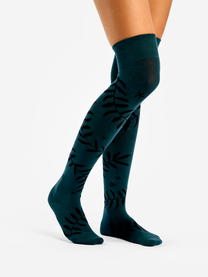 Tip na darček Весели чорапи над коляното Черни листа