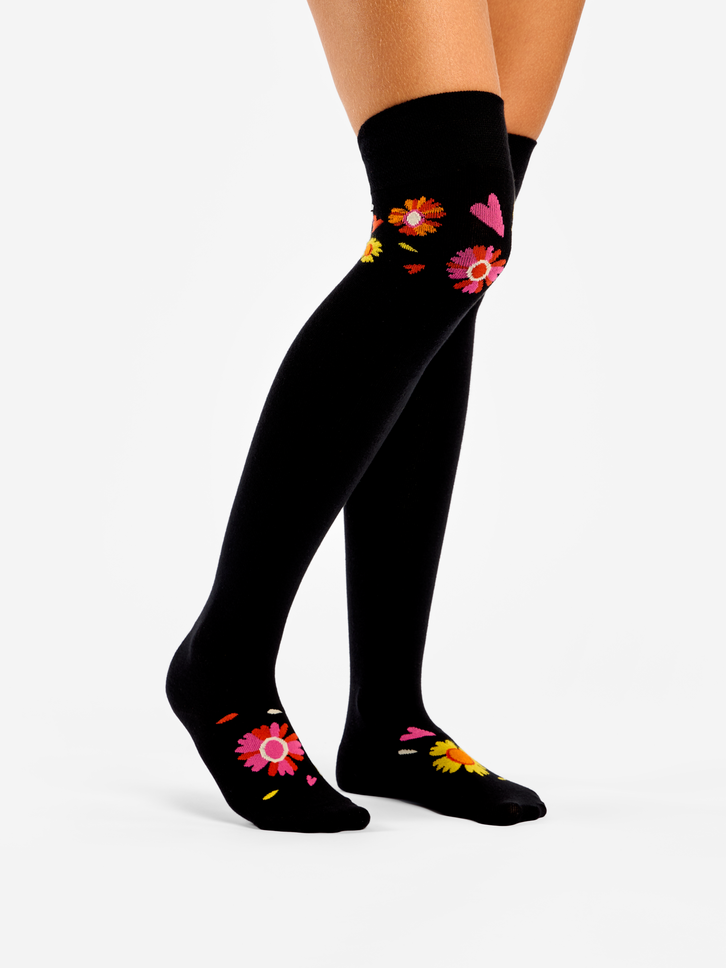 Hľadáte originálny a nezvyčajný darček? Obdarovaného zaručene prekvapí Весели чорапи над коляното Обича ме, не ме обича