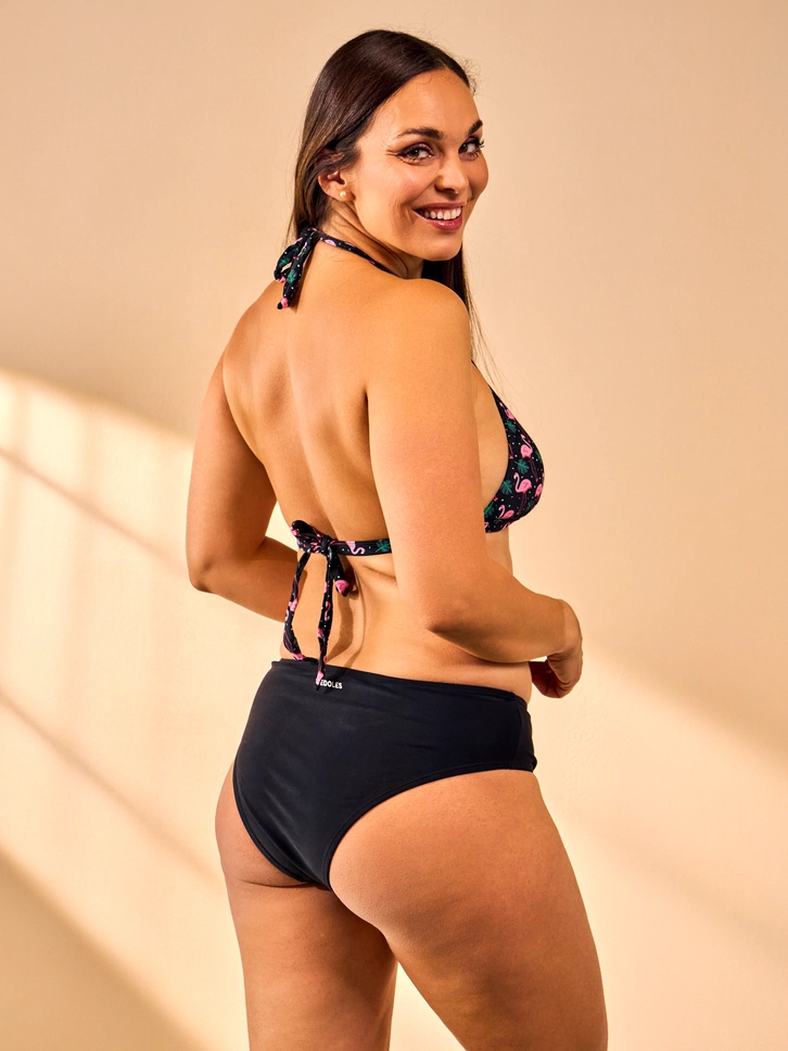 Lifestyle foto Culotte bikini taille moyenne noir véritable