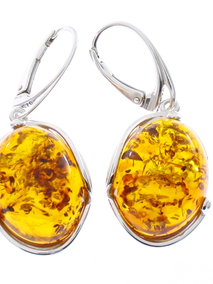 Lifestyle foto Strieborné visiace náušnice s jantárom Zlaté oči