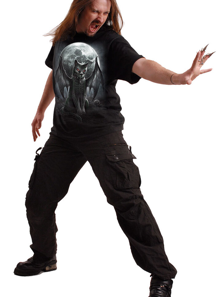 Lifestyle foto Čierne tričko Upíria mačka