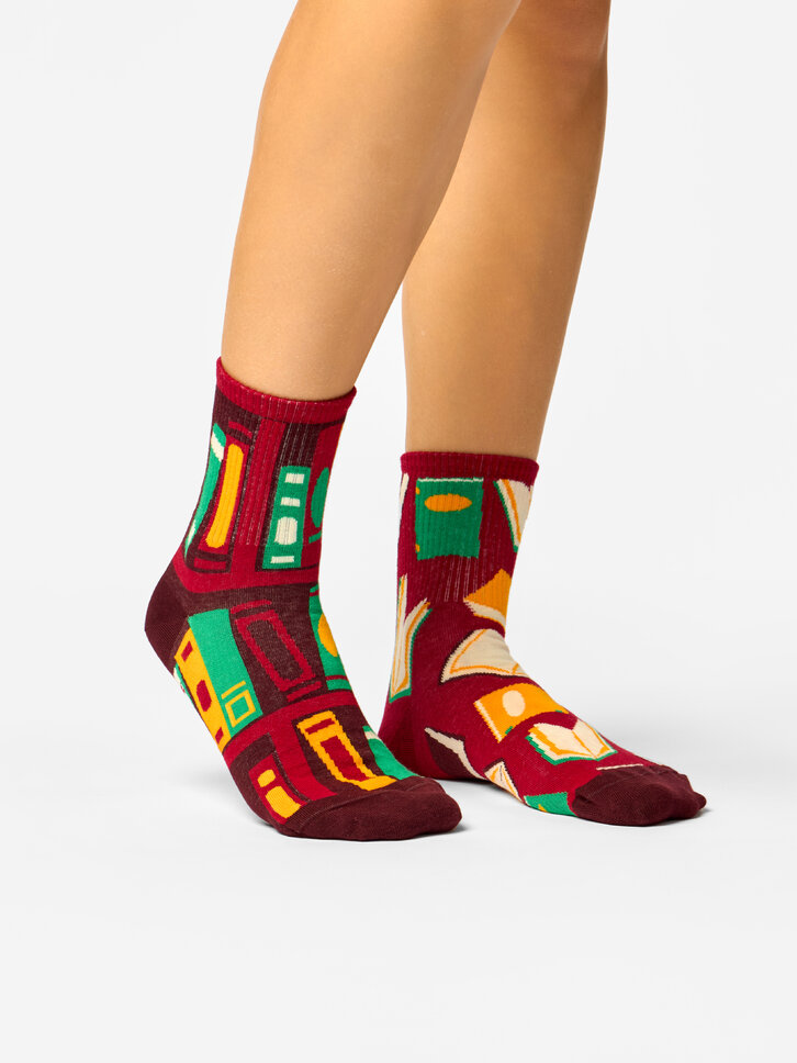 Hľadáte originálny a nezvyčajný darček? Obdarovaného zaručene prekvapí Весели дълги чорапи Отворена книга