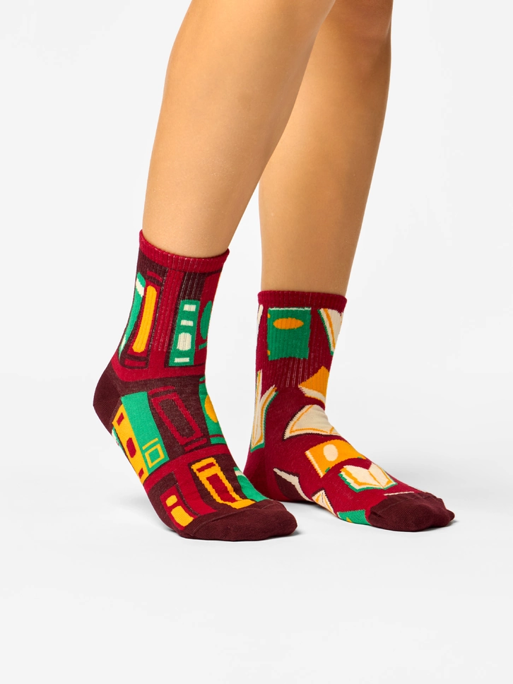 Hľadáte originálny a nezvyčajný darček? Obdarovaného zaručene prekvapí Vesele srednje visoke čarape Otvorena knjiga