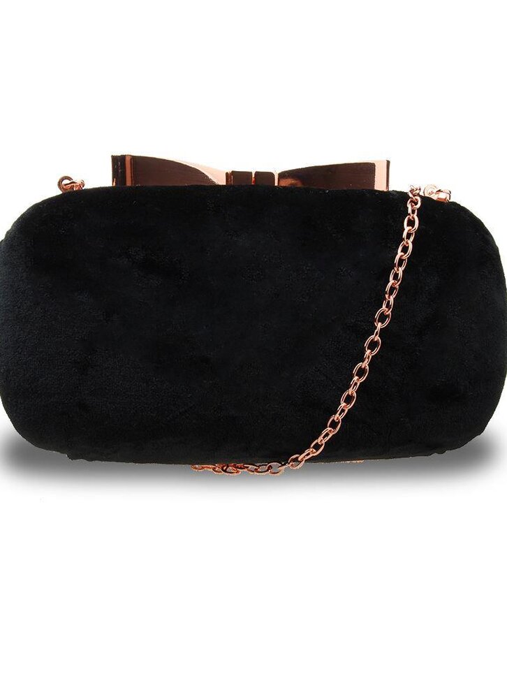 Lifestyle foto Černá semišová kabelka ve tvaru puzdra