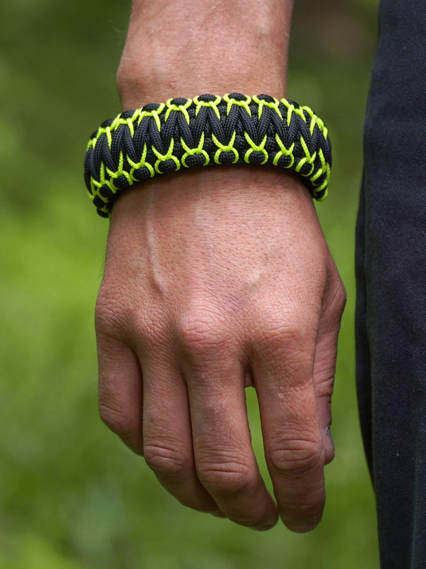 Gelbes und schwarzes Paracord-Armband Warrior | Dedoles