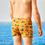 Pre dokonalý a originálny outfit Wesołe elastyczne spodenki kąpielowe dla dzieci Koparka na plaży
