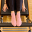 Zdjęcie lifestyle Skarpetki do pilatesu i jogi w kolorze brudnego różu