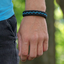 Hľadáte originálny a nezvyčajný darček? Obdarovaného zaručene prekvapí Bracelet en paracorde noir et bleu Suit