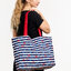Lifestyle foto Vrolijke tote bag Navy-strepen