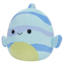 Lifestyle foto Peluche Squishmallows de 20 cm Leland le poisson rayé bleu