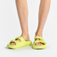 Hľadáte originálny a nezvyčajný darček? Obdarovaného zaručene prekvapí Дамски сандали на платформа в цвят светъл лайм