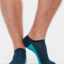 Hľadáte originálny a nezvyčajný darček? Obdarovaného zaručene prekvapí Tmavomodré ponožky do tenisiek Päta