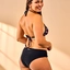 Lifestyle foto Culotte bikini taille moyenne noir véritable