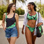 a tökéletes és egyedi ruházathoz Vidám sportos bikini felső Banánlevelek