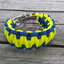 Lifestyle foto Paracord survival náramok - žlto-modrý s nastavitelným zapínaním