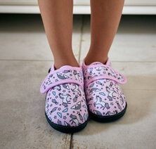 KIDS' VELCRO SLIPPERS